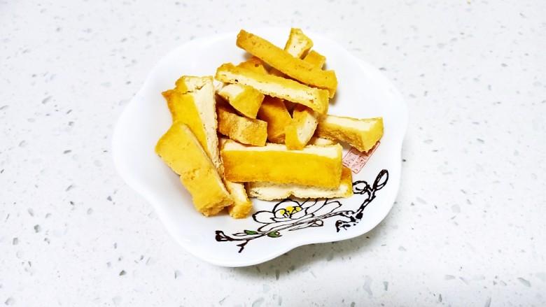 豆腐炒油麦菜、油菜、鸡蛋,<a style='color:red;display:inline-block;' href='/shicai/ 465'>豆腐</a>切块炸至两面金黄,再切条