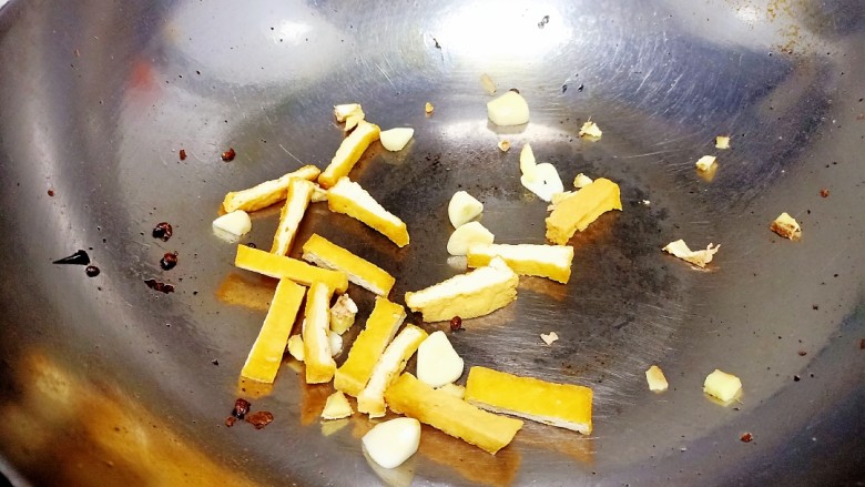 豆腐炒油麦菜、油菜、鸡蛋,锅中放入适量油炒香蒜、姜,放入豆腐