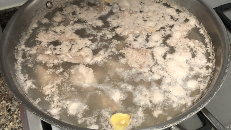 红烧羊排,中火煮开,煮三分钟,煮出血末