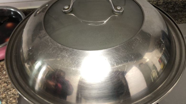 红烧羊排,煮开后,加盖,小火炖煮一个小时