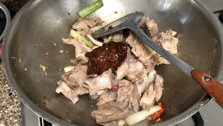 红烧羊排,加入两汤匙黄豆酱,翻炒均匀,