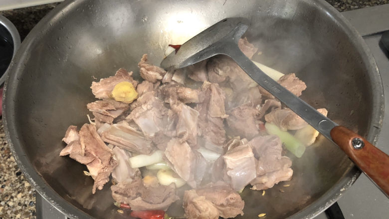 红烧羊排,转中火,下羊排,翻炒一分钟