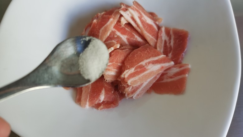 黄瓜木耳炒肉,敲重点:要想让肉片炒好后又嫩又滑,肉不要直接炒,需要将肉片提前腌制一下。先向肉片里加入少许盐。
