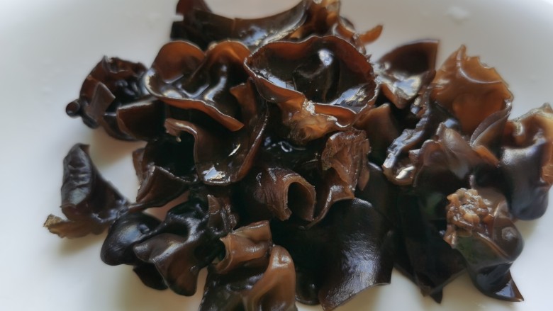黄瓜木耳炒肉,木耳提前泡发后,冲洗干净,将比较大朵的切开。