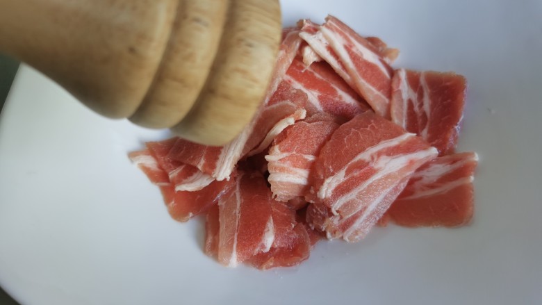 黄瓜木耳炒肉,加入少许<a style='color:red;display:inline-block;' href='/shicai/ 720'>胡椒粉</a>,然后用手抓匀。