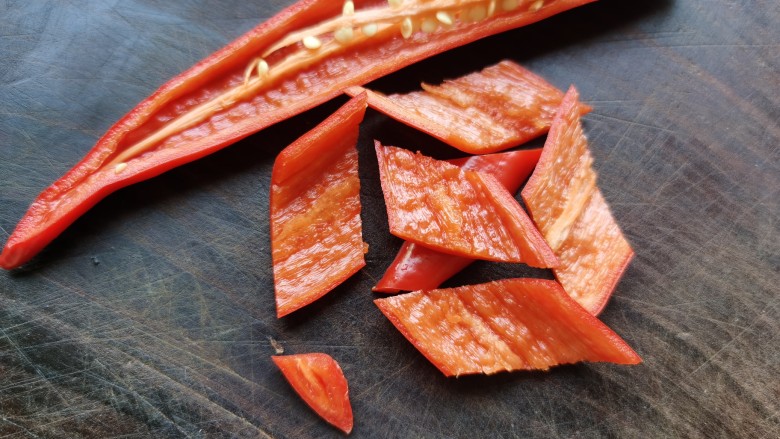 黄瓜木耳炒肉,<a style='color:red;display:inline-block;' href='/shicai/ 86663'>红辣椒</a>从中间切开,去掉辣椒籽切成片。