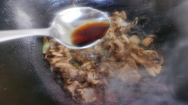 黄瓜木耳炒肉,加入少许盐,一勺生抽和少许<a style='color:red;display:inline-block;' href='/shicai/ 3729'>白糖</a>。