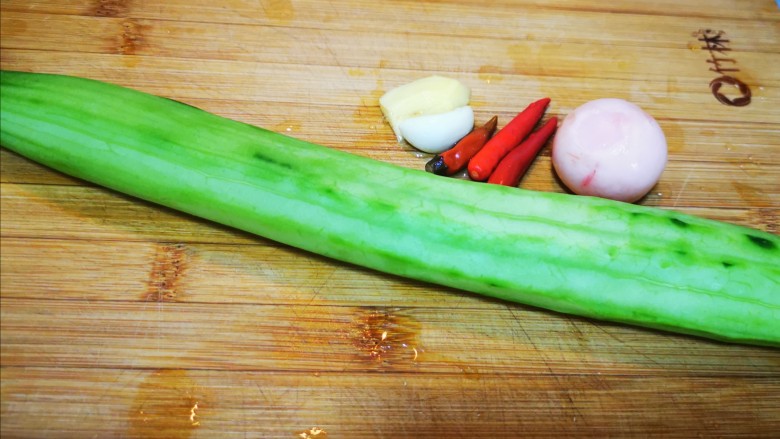 酸辣黄瓜条,备好食材
PS: <a style='color:red;display:inline-block;' href='/shicai/ 7897'>泡菜萝卜</a>是我个人喜好，没有的话也没关系