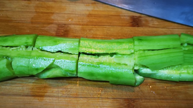 酸辣黄瓜条,<a style='color:red;display:inline-block;' href='/shicai/ 54'>黄瓜</a>用刀拍一下再切条