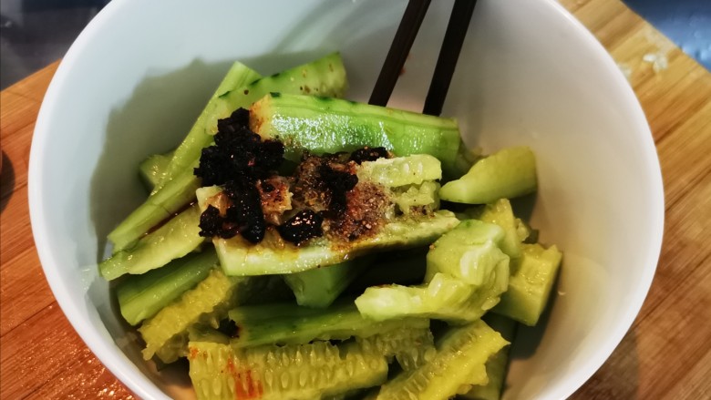 酸辣黄瓜条,用一只大点的碗盛黄瓜，加入适量盐、胡椒粉、花椒粉、老干妈、酱油
