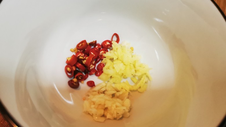 酸辣黄瓜条,姜、蒜、小米椒切碎