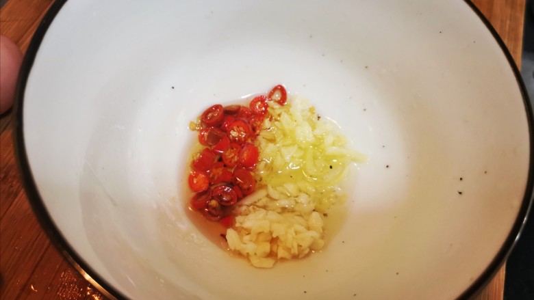 酸辣黄瓜条,倒入适量热油到盛姜、蒜、小米椒的碗里，让油入味