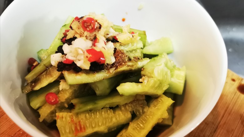 酸辣黄瓜条,加了热油的姜、蒜、小米椒再倒进黄瓜碗里，最后加适量醋