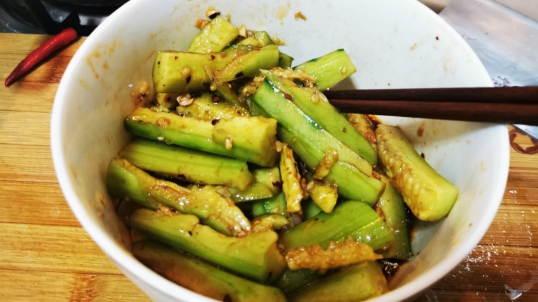 酸辣黄瓜条,搅拌均匀腌制3～5分钟