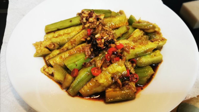 酸辣黄瓜条,摆好盘，把碗里的料汁浇上去