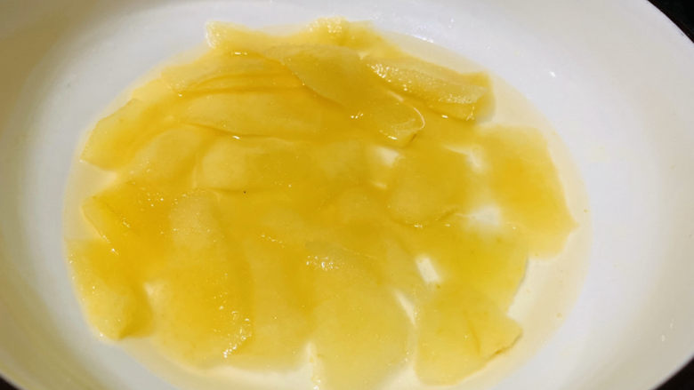 苹果饼,放入微波炉,第一次中火转1分30秒,没有微波炉,直接蒸也可以;