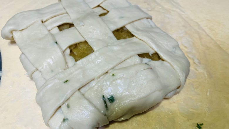 苹果饼,底部的手抓饼先包一圈,再取一个手抓饼,用剪刀剪成一条条,交错覆盖在苹果泥上,并包住底部;