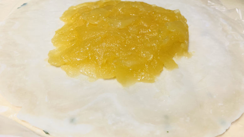 苹果饼,取一个手抓饼,放底部,撕开一膜,爸苹果泥涂在手抓饼中间;