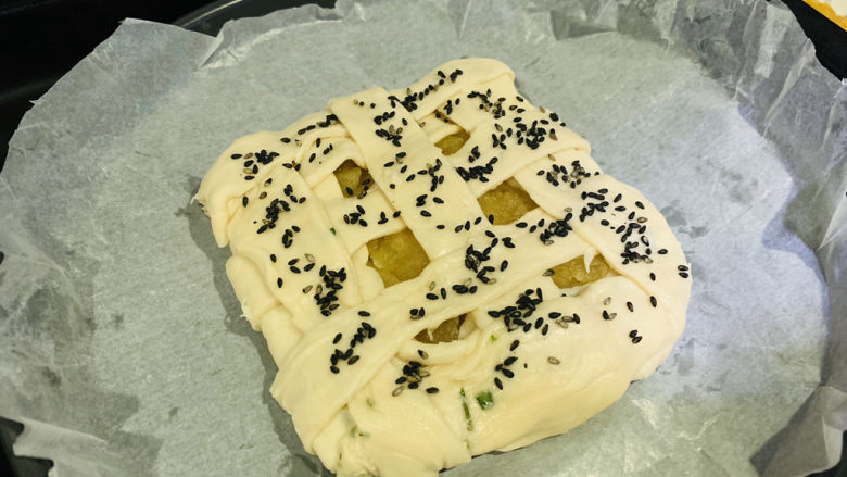 苹果饼,表面撒芝麻,黑芝麻白芝麻都可以;