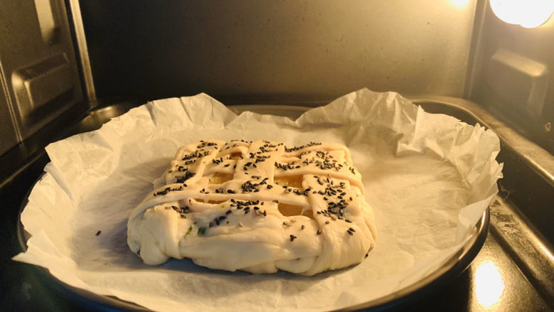 苹果饼,烤箱180度预热,上下火中层180度烤20分钟;