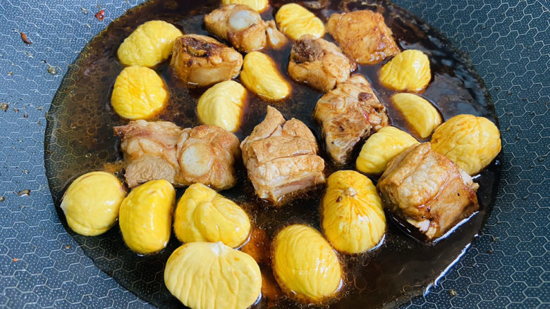 板栗炖排骨,水量和食材齐平即可,大火烧开转中小火焖煮至熟