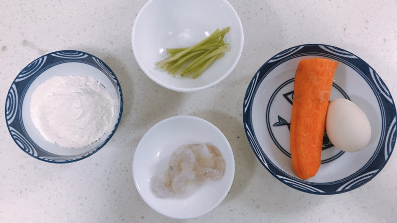 鲜虾饼,先准备食材