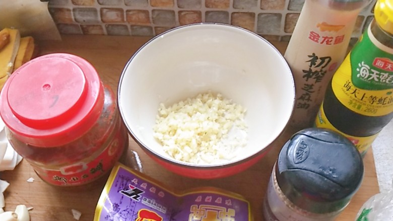 烤箱版豆皮金针菇,烧烤料(15ml量勺为准):
蒜泥2-3勺(喜欢的可以多加)、2勺耗油、2勺生抽、2勺<a style='color:red;display:inline-block;' href='/shicai/ 705'>豆瓣酱</a>(个人习惯,可不加)、1勺孜然粉(我加了3勺,因为太喜欢)、3勺辣椒粉(比较能吃辣)、1勺蜂蜜、2勺食用油、2勺芝麻,小半勺盐,我还加了一大把面包糠(感觉会比较酥脆),半勺香油(个人习惯的调香用的),加了一点朗姆酒(想试试黑暗料理)
