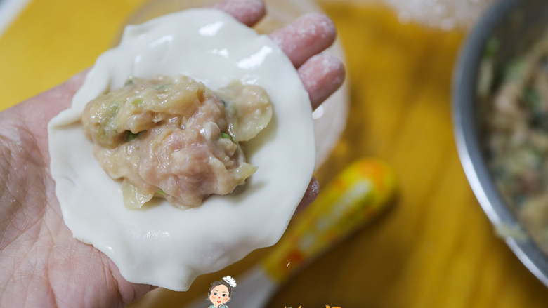 10个月以上辅食开放式煎饺,准备一张饺子皮,放入满满的肉馅,边缘蘸一圈水