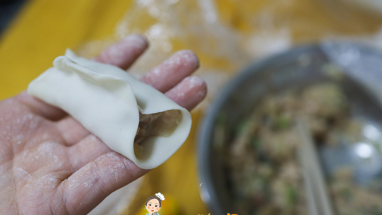 10个月以上辅食开放式煎饺,把中间的地方对折,两边开口不用封住,这个包法就可以包住更多肉馅
