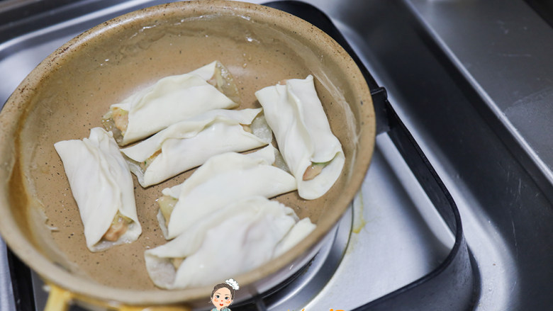 10个月以上辅食开放式煎饺,锅里放入一些<a style='color:red;display:inline-block;' href='/shicai/ 857'>植物油</a>,放上饺子,中火慢煎