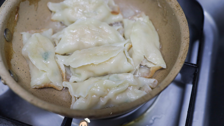 10个月以上辅食开放式煎饺,等开水煮干,大概5-10分钟就熟透了