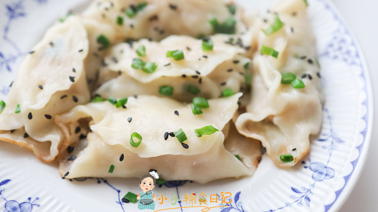 10个月以上辅食开放式煎饺,大人可以蘸醋吃,孩子直接原味就可以 当手指食物也很不错哦