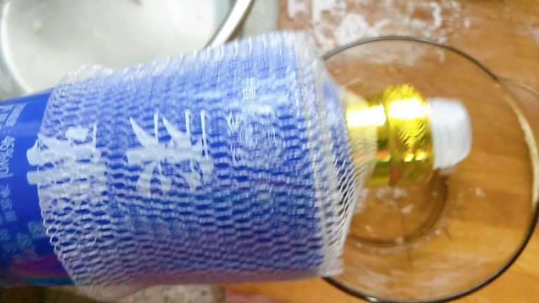 烤箱版豆皮金针菇,一瓶不怎么喝的<a style='color:red;display:inline-block;' href='/shicai/ 900'>白酒</a>,倒入碗中,给牙签消毒