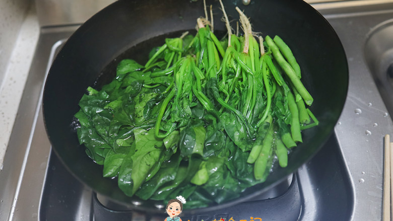 芝麻海苔蔬菜肉松脆饼,菠菜洗净放锅里焯一下,去掉一部分草酸