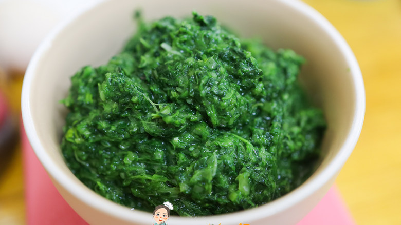 芝麻海苔蔬菜肉松脆饼,把菠菜用料理棒打成这样的泥,也可以用拉拉神器拉一下不需要打的特别细腻