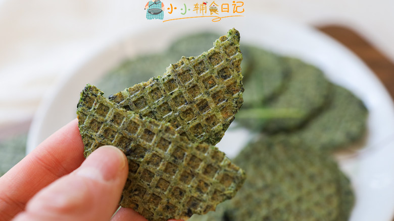 芝麻海苔蔬菜肉松脆饼,海苔粉也可以换成紫菜粉,我还加过虾皮粉都很好吃