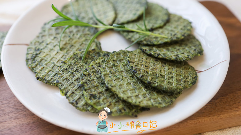 芝麻海苔蔬菜肉松脆饼,玉米淀粉可以替换成低筋面粉口感会有一点不一样,面粉口感会更硬一点