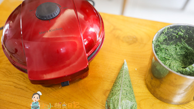 芝麻海苔蔬菜肉松脆饼,用手按压一下大概五分钟