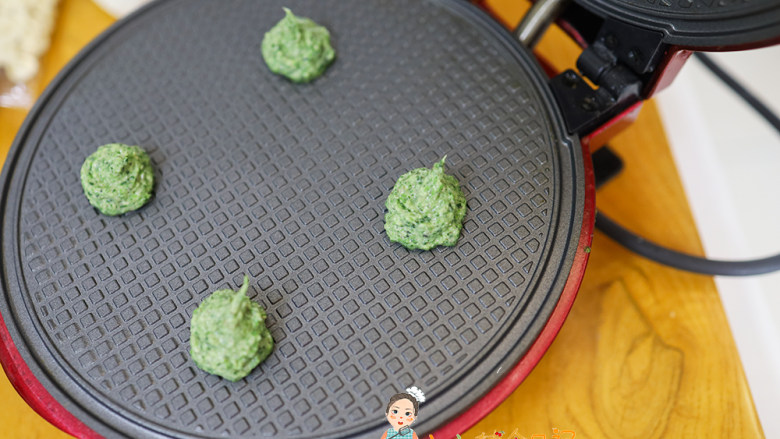 芝麻海苔蔬菜肉松脆饼,蛋卷机预热好以后,挤上四个