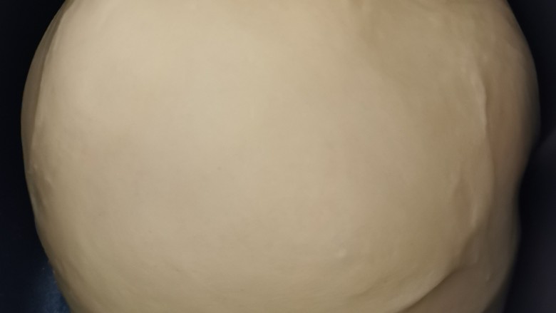 香浓蕃茄面汤,面粉放入盆内,加入盐,倒入热开水(熟粉)先用筷子搅拌一下,再入冷水(生粉),开始揉面至均匀不粘手(有厨师机可以代劳),生熟粉做的面软硬适中。