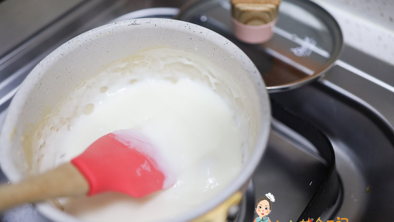 12个月以上辅食炸鲜奶,开中小火一边加热一边搅拌,搅拌至粘稠就可以关火了