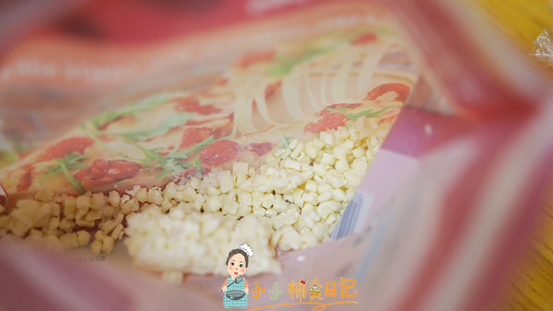 12个月以上辅食炸鲜奶,这个是冷冻的芝士,一定要冷冻 这样加入做好的牛奶糊糊里才不会一下子就融化,你也可以等稍微凉一点点再加入冷冻的芝士