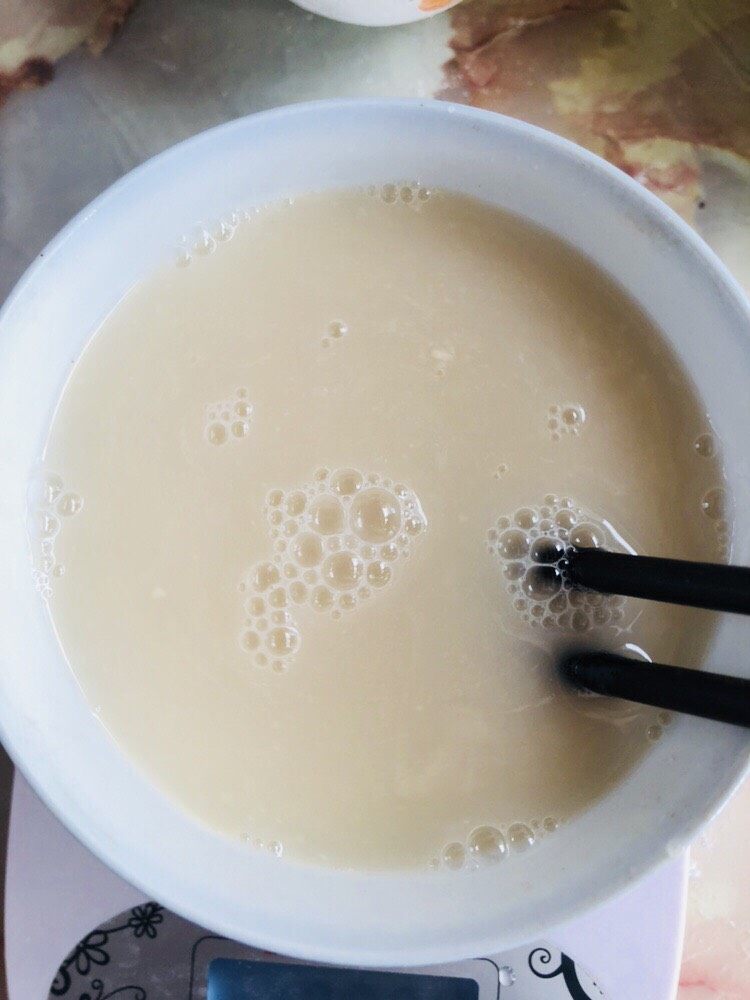 红枣红糖馒头,用筷子搅拌均匀,至白糖溶化。少量白糖能让酵母更好地进行发酵。