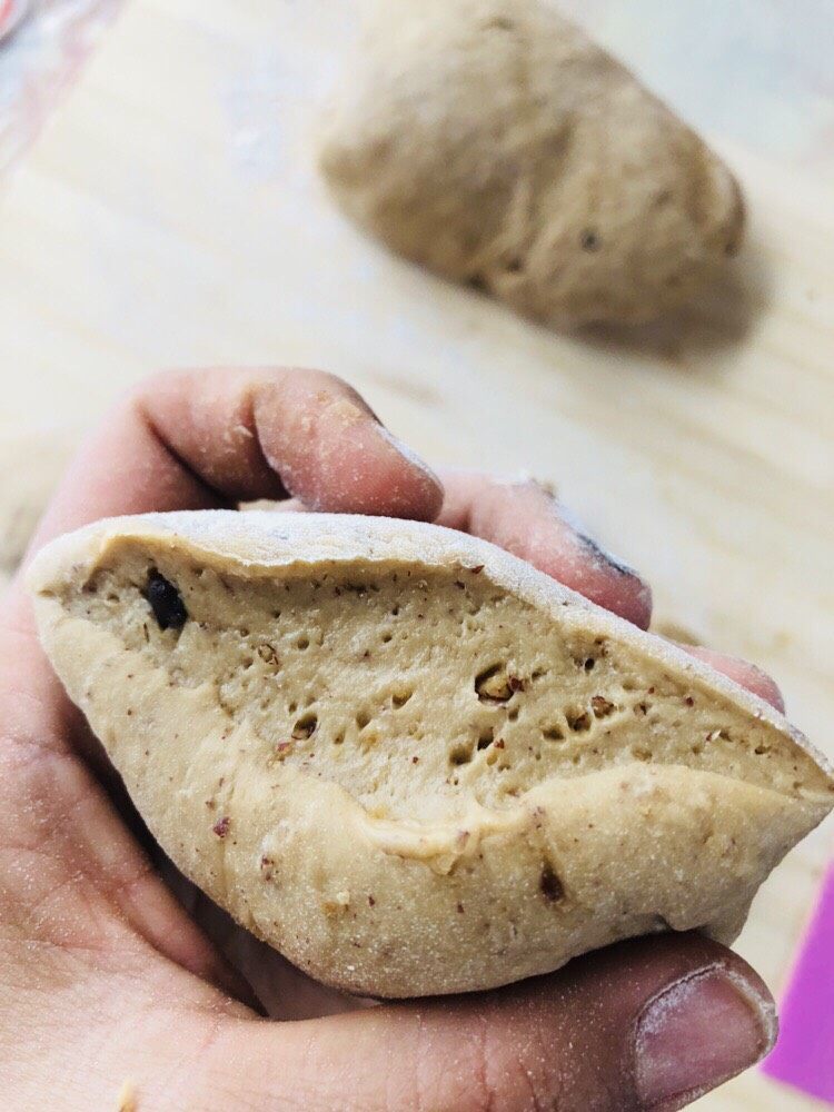 红枣红糖馒头,揉好的面团里面组织是细腻的,没有大气孔。那些颗粒是红枣末和部分红糖块。