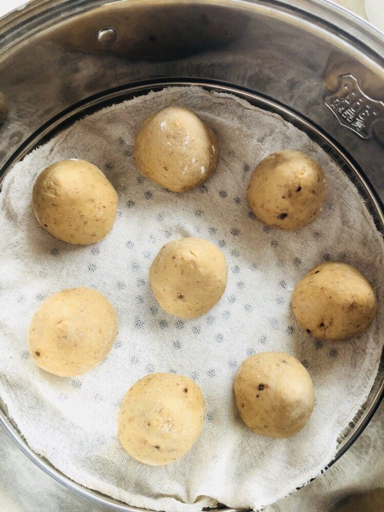 红枣红糖馒头,锅内铺上纱布,将面团放入。面团还会膨大,要留有一定的间距。