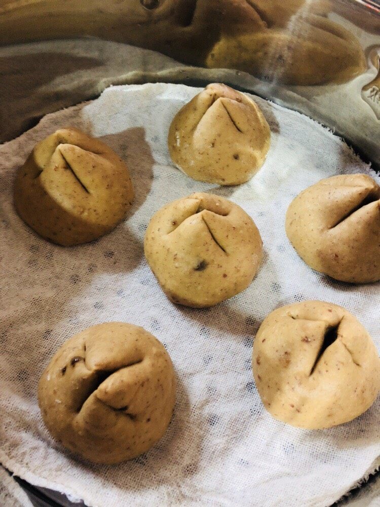 红枣红糖馒头,面团剪两刀看起来更好看,其他的造型也是可以的。
冷水下锅,盖上锅盖再次醒发二十分钟后,水烧开后再蒸20分钟关火,再焖5分钟后开锅。这样做是为了防止馒头回缩。