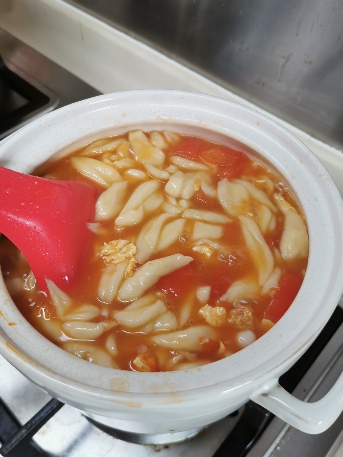 香浓蕃茄面汤,加入面条,记得马上要搅拌,注意别让面条糊底,煮3分钟,面条熟后,汤也够浓稠了。