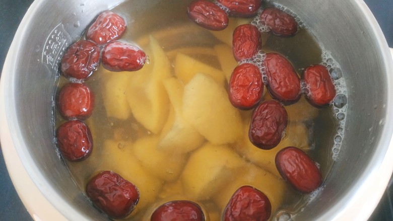 苹果雪梨汤,先放入<a style='color:red;display:inline-block;' href='/shicai/ 2111'>雪梨</a>块,大火烧开,转小火,煮二十分钟