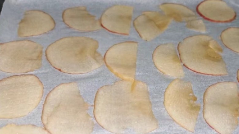 烤苹果片,烤箱100度预热10分钟,放入烤箱100℃烘烤2小时;