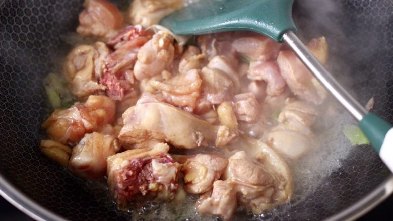 香菇板栗鸡块,锅烧热后先爆香葱姜丝,再倒入鸡块大火快速翻炒均匀。